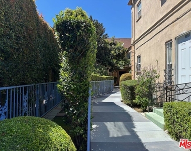 925 S Hobart Boulevard - Photo Thumbnail 18