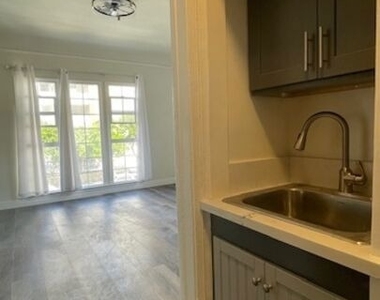 925 S Hobart Boulevard - Photo Thumbnail 7