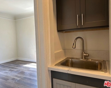 925 S Hobart Boulevard - Photo Thumbnail 10
