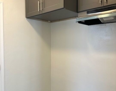 925 S Hobart Boulevard - Photo Thumbnail 8