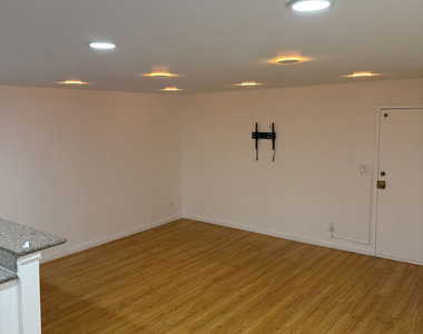 18530 Hatteras Street - Photo Thumbnail 9