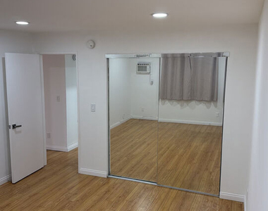 18530 Hatteras Street - Photo Thumbnail 13