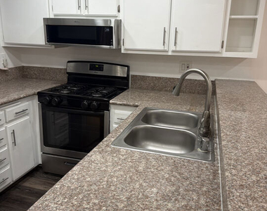 18530 Hatteras Street - Photo Thumbnail 5