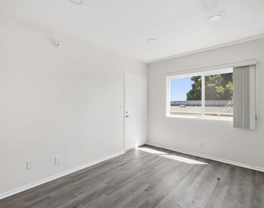 1333 Barry Avenue - Photo Thumbnail 1
