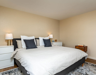 7320 Hawthorn Avenue - Photo Thumbnail 10
