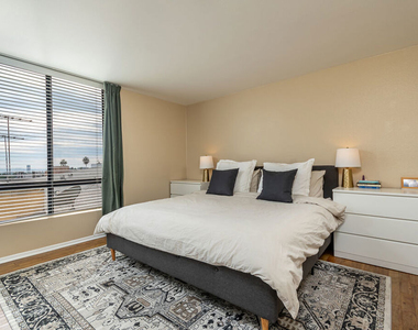 7320 Hawthorn Avenue - Photo Thumbnail 9