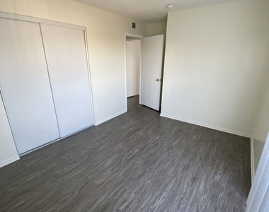 7756 Laurel Canyon Boulevard - Photo Thumbnail 15