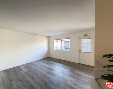 326 S Manhattan Place - Photo Thumbnail 2