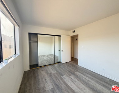 326 S Manhattan Place - Photo Thumbnail 5