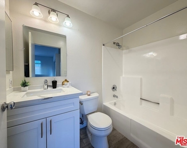 326 S Manhattan Place - Photo Thumbnail 7