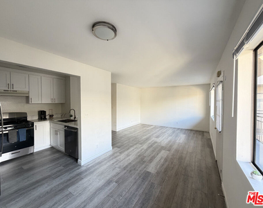 326 S Manhattan Place - Photo Thumbnail 1