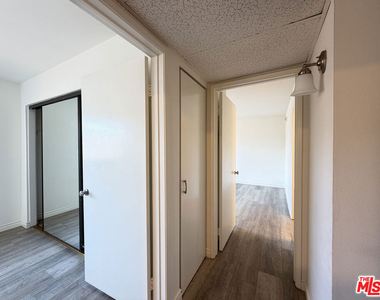 326 S Manhattan Place - Photo Thumbnail 4