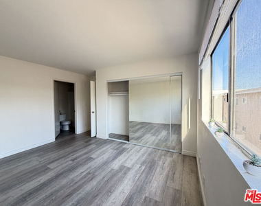 326 S Manhattan Place - Photo Thumbnail 6