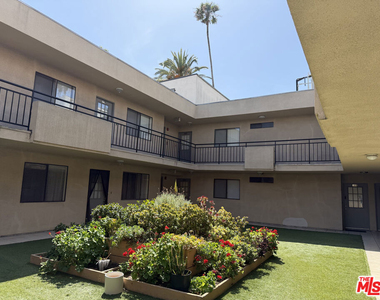 326 S Manhattan Place - Photo Thumbnail 8