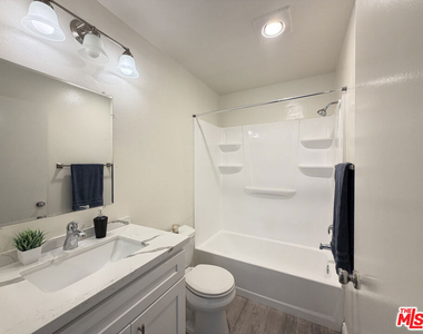 326 S Manhattan Place - Photo Thumbnail 3