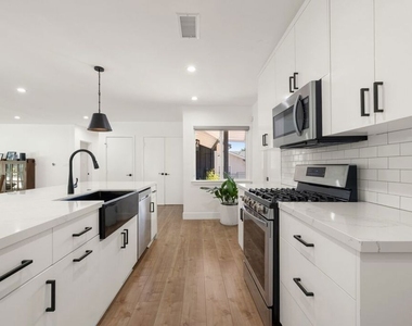 16141 Dickens Street - Photo Thumbnail 5