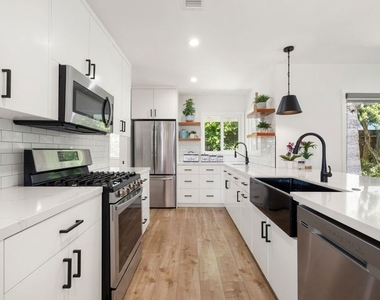 16141 Dickens Street - Photo Thumbnail 4