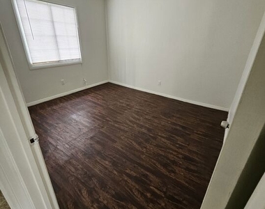 4044 Woodlawn Avenue - Photo Thumbnail 3