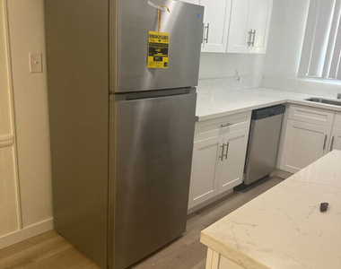 1470 S Sherbourne Drive - Photo Thumbnail 5