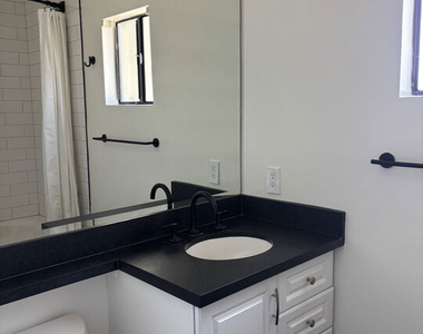 14311 Magnolia Boulevard - Photo Thumbnail 8