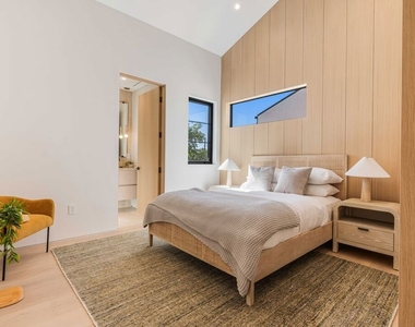 16723 La Maida Street - Photo Thumbnail 20
