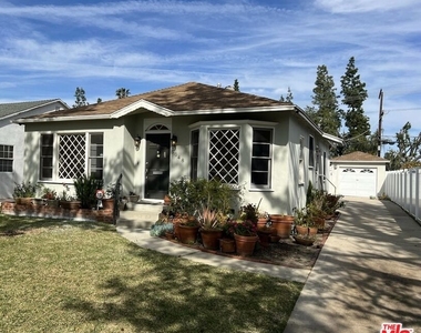 5048 Enfield Avenue - Photo Thumbnail 3
