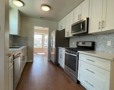 5048 Enfield Avenue - Photo Thumbnail 19