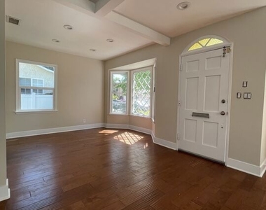 5048 Enfield Avenue - Photo Thumbnail 16