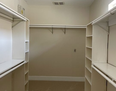 5048 Enfield Avenue - Photo Thumbnail 10