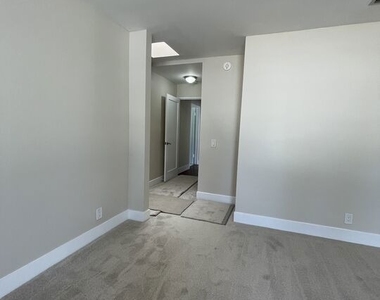 5048 Enfield Avenue - Photo Thumbnail 28