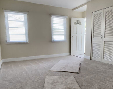 5048 Enfield Avenue - Photo Thumbnail 9