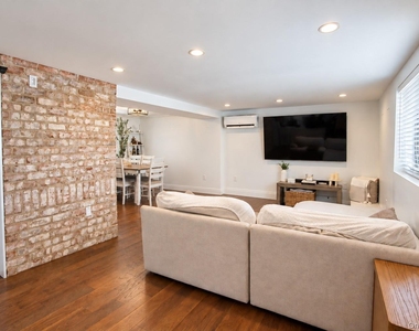 106 Pacific Boulevard - Photo Thumbnail 5