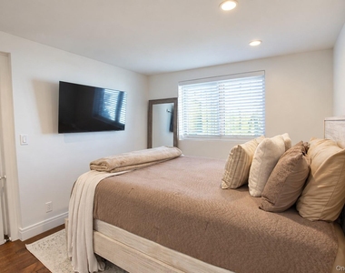106 Pacific Boulevard - Photo Thumbnail 22