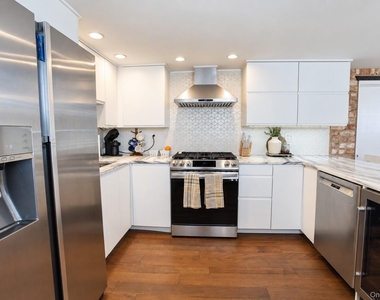 106 Pacific Boulevard - Photo Thumbnail 16