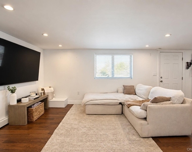 106 Pacific Boulevard - Photo Thumbnail 7