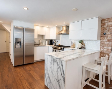 106 Pacific Boulevard - Photo Thumbnail 15