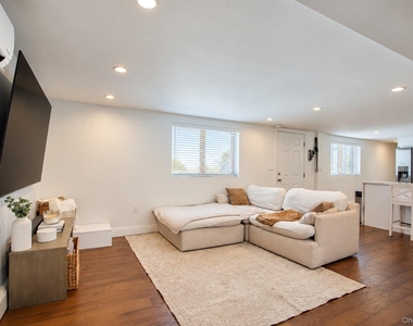 106 Pacific Boulevard - Photo Thumbnail 8