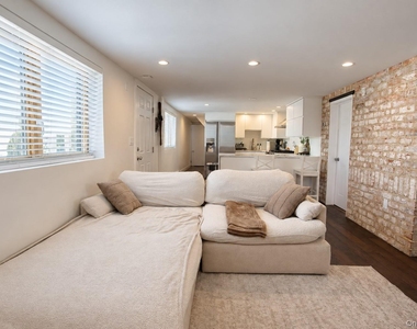 106 Pacific Boulevard - Photo Thumbnail 9