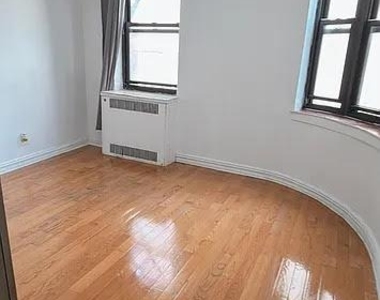 83-06 Vietor Avenue - Photo Thumbnail 4