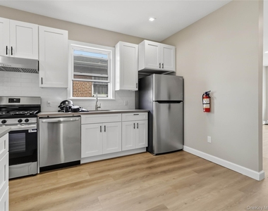 7813 58th Avenue - Photo Thumbnail 7