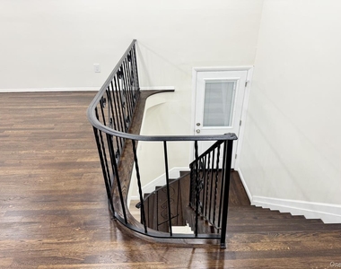 219 Bellerose Avenue - Photo Thumbnail 16