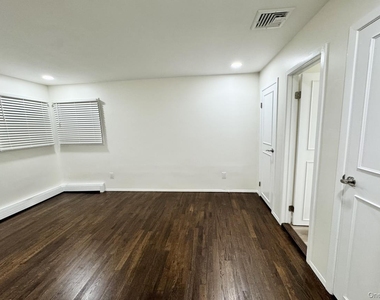 219 Bellerose Avenue - Photo Thumbnail 15
