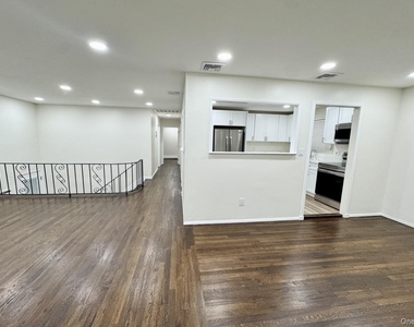 219 Bellerose Avenue - Photo Thumbnail 3