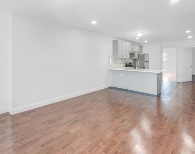 370 Broadway - Photo Thumbnail 3