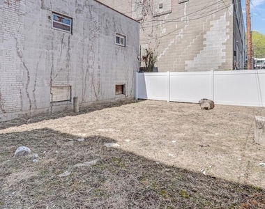 370 Broadway - Photo Thumbnail 13