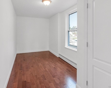 370 Broadway - Photo Thumbnail 11