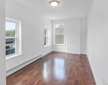 370 Broadway - Photo Thumbnail 9