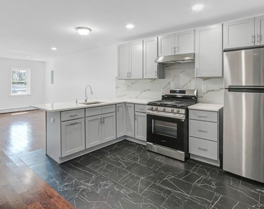 370 Broadway - Photo Thumbnail 2