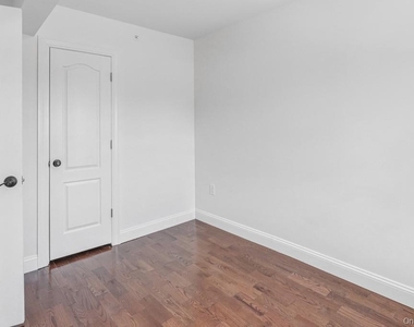 370 Broadway - Photo Thumbnail 6