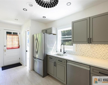 101 S 4th Avenue - Photo Thumbnail 15